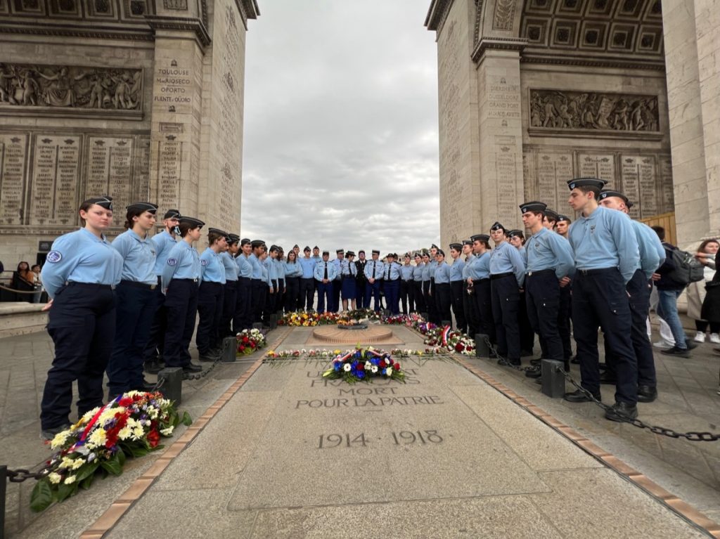 Hommage au soldat inconnu sous l’Arc de Triomphe
