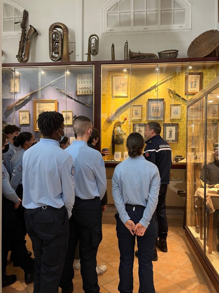 Les cadets en visite au musée de la gendarmerie
